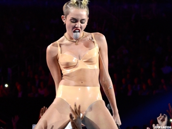 
	
	Màn trình diễn được cho là "quá lố" của Miley Cyrus tại VMAs 2013.